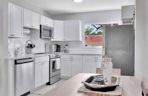 Seminole House | Sunlit Family Home, Fenced-in Yard 15 mins 2 beach