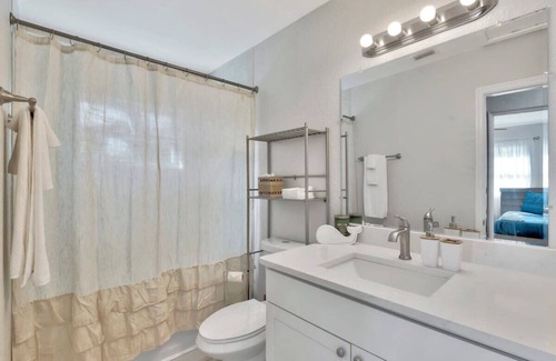 Seminole House | Sunlit Family Home, Fenced-in Yard 15 mins 2 beach