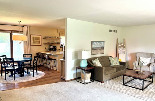 Hutchinson House | Sunlit Maple Inn - Charming 3 bedroom house in NW Hutchinson