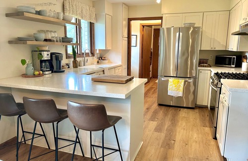 Hutchinson House | Sunlit Maple Inn - Charming 3 bedroom house in NW Hutchinson