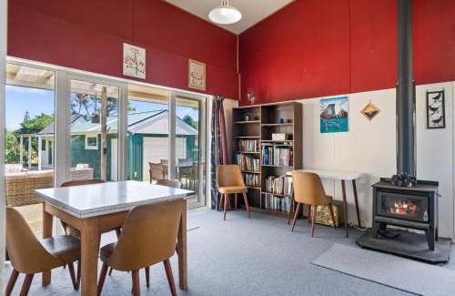 Te Horo Beach House | Sunlit Retreat - Te Horo Beach Holiday Home