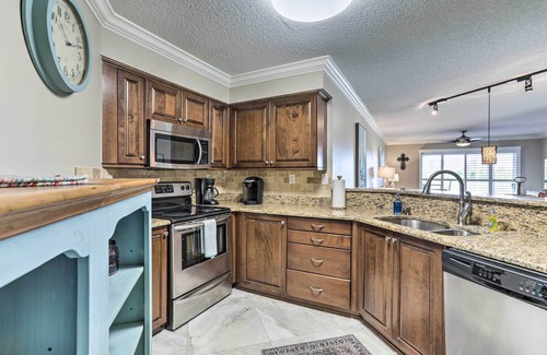 Isla del Sol Condo | Sunlit St Petersburg Condo w/Community Pool