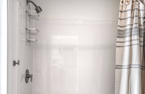 Walnut Creek Apartment | Sunlit Walnut Creek 1BR w/A/C & W/D, near BART, by Blueground