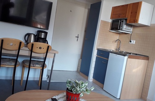 Wildemann Apartment | Sunny 1 bedroom apartment with balcony