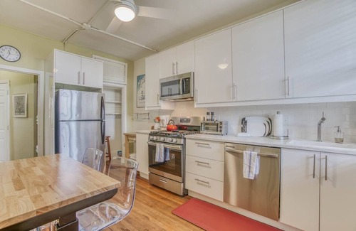 Charles Village Apartment | Sunny, 2 Bedroom Apt near Johns Hopkins, Charles Village - Explore Baltimore!