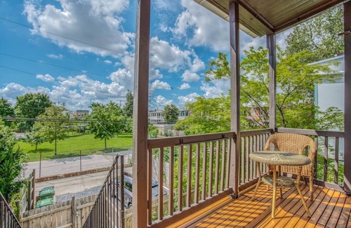 Charles Village Apartment | Sunny, 2 Bedroom Apt near Johns Hopkins, Charles Village - Explore Baltimore!