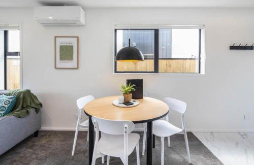 Trentham House | Sunny 2 BR Oasis in Trentham