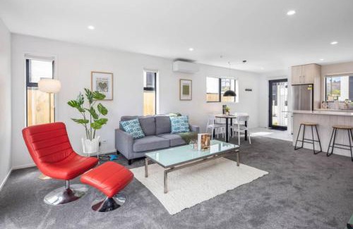 Trentham House | Sunny 2 BR Oasis in Trentham