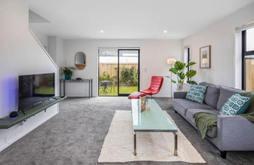 Trentham House | Sunny 2 BR Oasis in Trentham