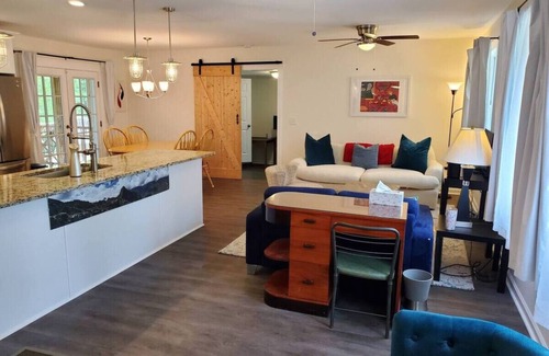 Belvedere Park House | Sunny 2BD 3BA, 10 mins to Square