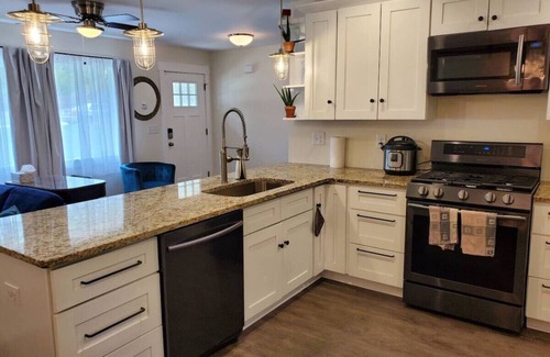 Belvedere Park House | Sunny 2BD 3BA, 10 mins to Square