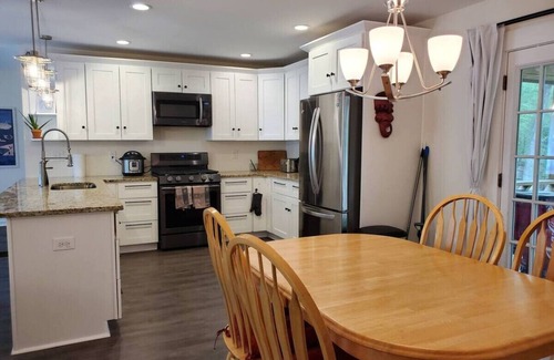 Belvedere Park House | Sunny 2BD 3BA, 10 mins to Square