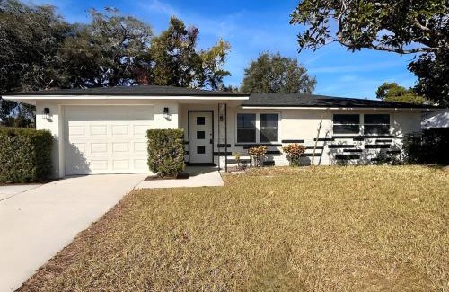 New Port Richey House | Sunny 2BR Getaway Near Beaches