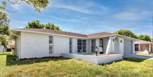 Embassy Hills House | Sunny 3bd home! 10 mins to the beach