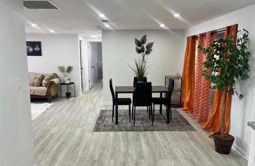 Embassy Hills House | Sunny 3bd home! 10 mins to the beach