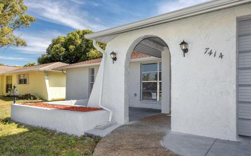 Embassy Hills House | Sunny 3bd home! 10 mins to the beach