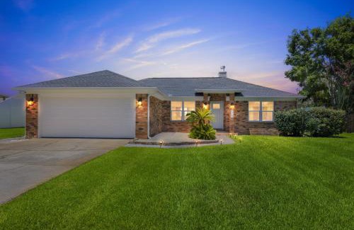 Gulf Breeze House | Sunny 3BR with Hot Tub & Game Room Home