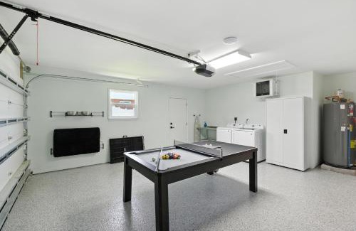 Gulf Breeze House | Sunny 3BR with Hot Tub & Game Room Home