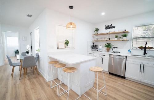 Meadowlawn House | Sunny 4br Stpete Getaway Home