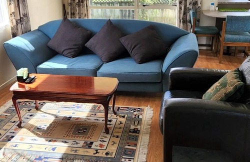 Henderson House | Sunny and cosy centrally located 2 BD entire house