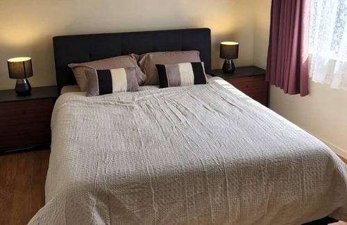 Henderson House | Sunny and cosy centrally located 2 BD entire house