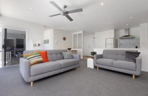 Mount Maunganui Apartment | Sunny and Spacious - moments from the Beach and Downtown