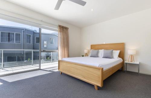 Mount Maunganui Apartment | Sunny and Spacious - moments from the Beach and Downtown