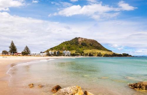 Mount Maunganui Apartment | Sunny and Spacious - moments from the Beach and Downtown