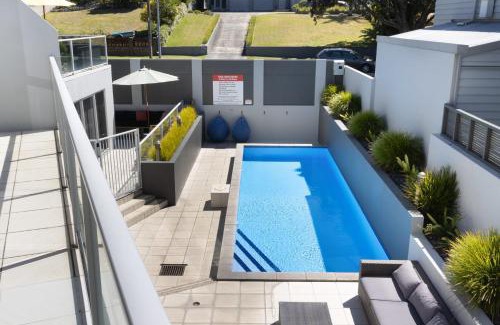 Mount Maunganui Apartment | Sunny and Spacious - moments from the Beach and Downtown