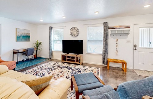Northeast Pensacola House | Sunny and updated home with workspace, beach gear, games, and firepit