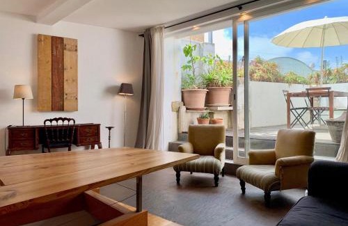 Lisbon Old Town Apartment | Sunny Apartment in Town with Terrace