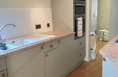 Salcombe Apartment | Sunny Apartment with Terrace overlooking North Sands beach
