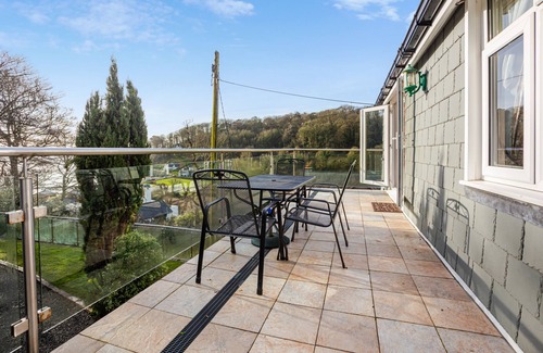 Salcombe Apartment | Sunny Apartment with Terrace overlooking North Sands beach