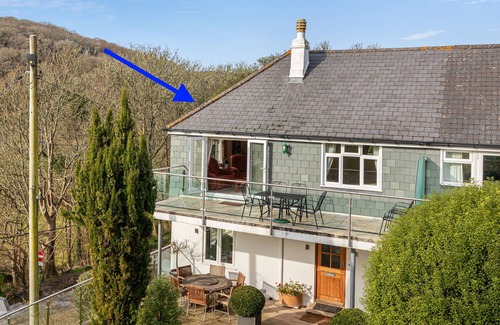 Salcombe Apartment | Sunny Apartment with Terrace overlooking North Sands beach