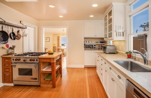 Stinson Beach House | Sunny Beach Cottage with Amazing Views