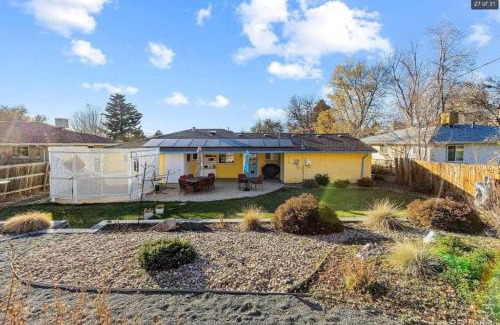Scenic Heights House | Sunny Beach House of Olde Town Arvada