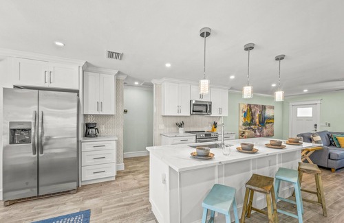 West Bradenton House | Sunny Breeze: Perfect Pool Retreat for Families with a Detached Guest House!