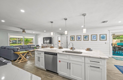 West Bradenton House | Sunny Breeze: Perfect Pool Retreat for Families with a Detached Guest House!