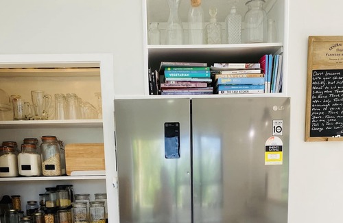 Muriwai House | Sunny, bright inviting home 14 minute walk to the main beach