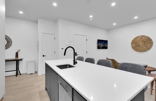 Southwest Condo | Sunny, bright & natural apt, centrally located
