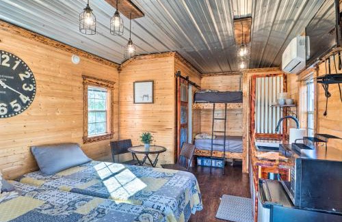 Negreet House | Sunny Catfish Cabin with Views of Toledo Bend