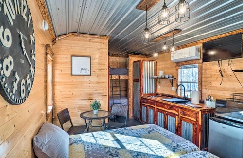 Negreet House | Sunny Catfish Cabin with Views of Toledo Bend