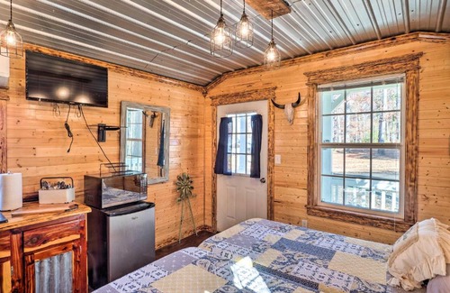 Negreet House | Sunny Catfish Cabin with Views of Toledo Bend