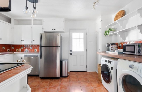 Cherrywood House | Sunny Cherrywood Charmer | Walk to Cafes/UT/Parks