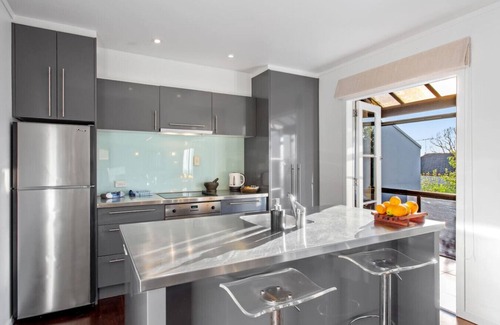 St. Heliers House | Sunny Coastal Townhouse