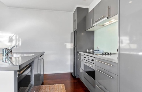 St. Heliers House | Sunny Coastal Townhouse