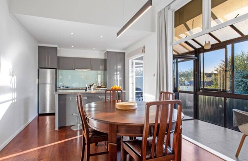 St. Heliers House | Sunny Coastal Townhouse