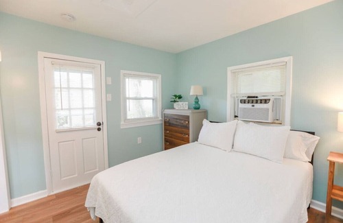 Cottage Line Cottage | Sunny Cottage at Ocean View Beach Norfolk