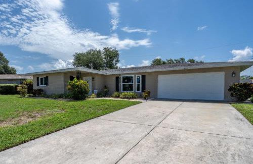 Gulf Gate Estates House | Sunny Cottage with lanai and garage, only 4 miles from Siesta Key