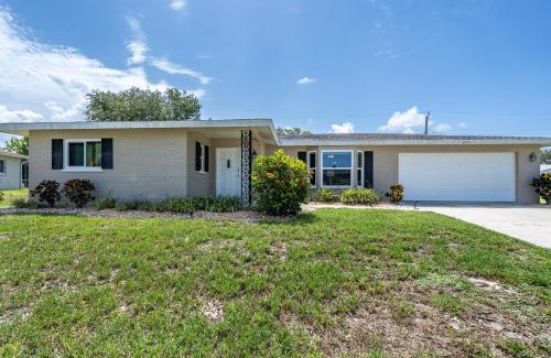 Gulf Gate Estates House | Sunny Cottage with lanai and garage, only 4 miles from Siesta Key
